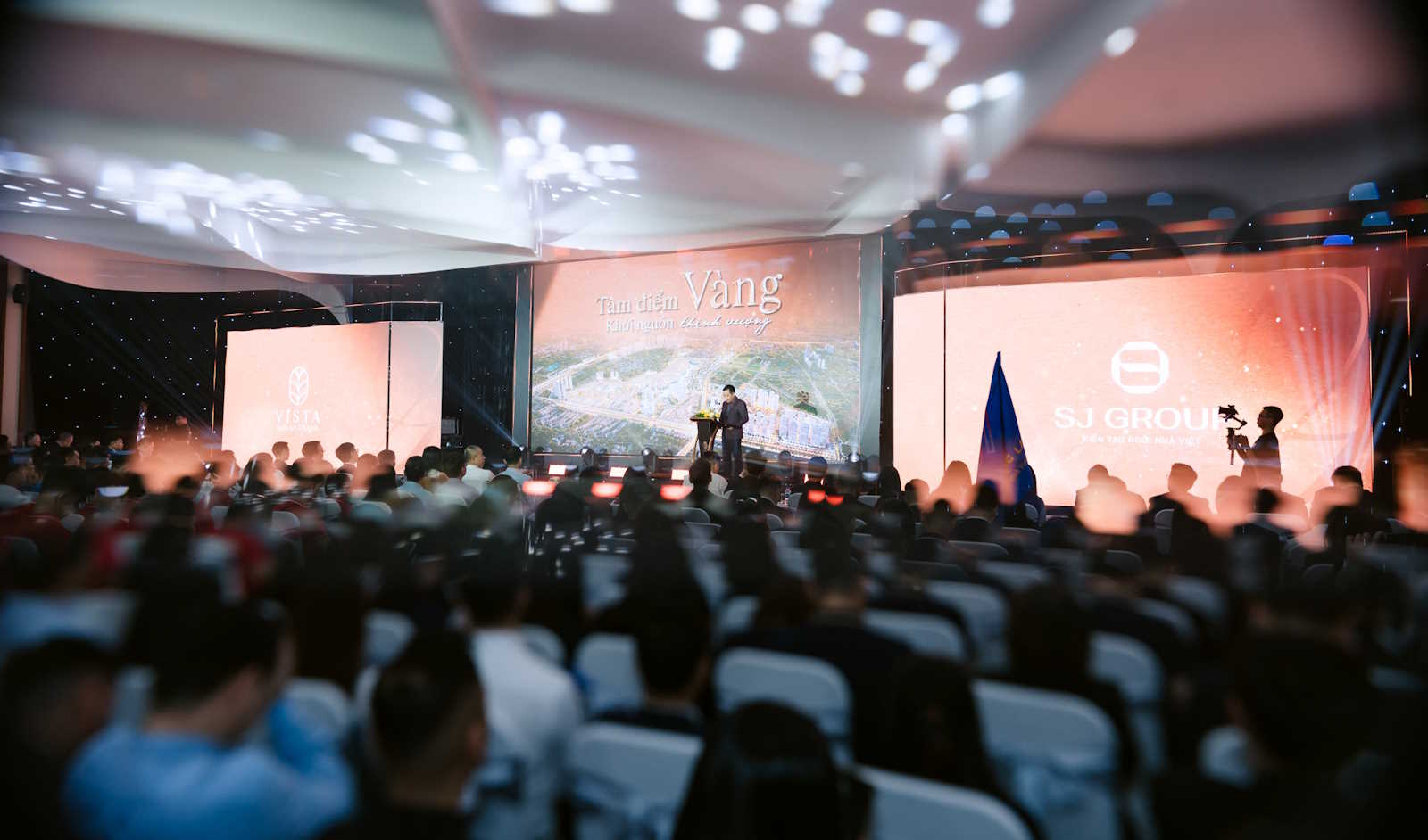 Toàn cảnh hội trường Lễ Kick-off dự án Vista Nam An Khánh với hàng trăm chuyên viên tư vấn tham dự